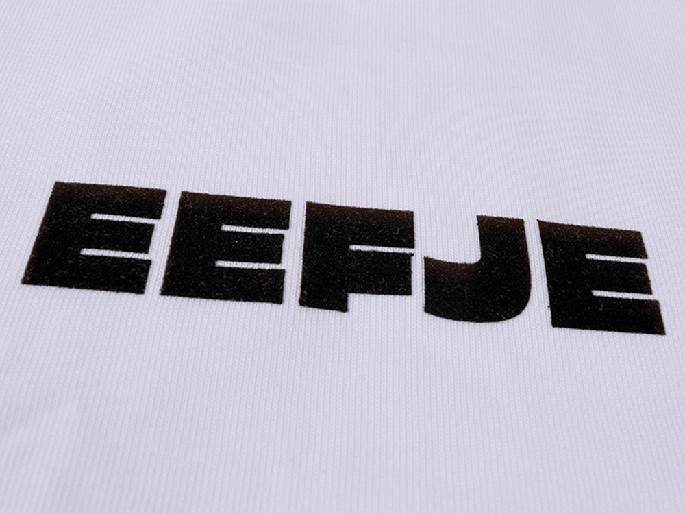 Logo T-shirt Wit met Zwarte Flok Print